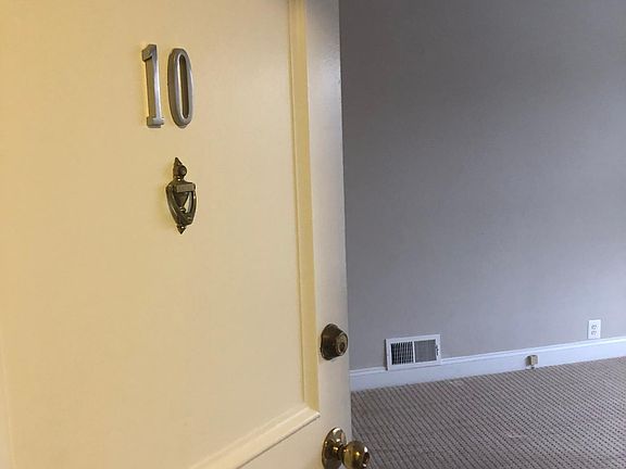 Entrance to apartment from front door of apartment.