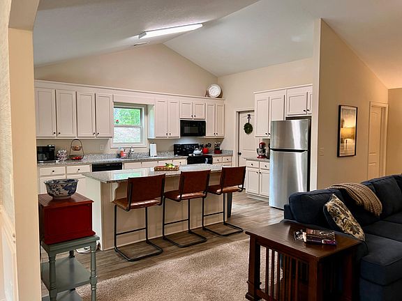 5th image of 450 Highlands Dr