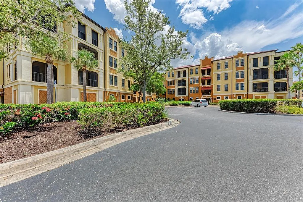 3 bed, 2.0 bath, 1915 sqft, $2,500 — Photo 3