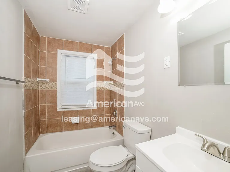 1662090_010_wm_-_main_bathroom_13251255.jpg