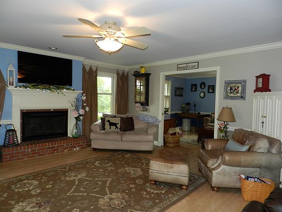 4th image of 1820 Cottonwood Dr