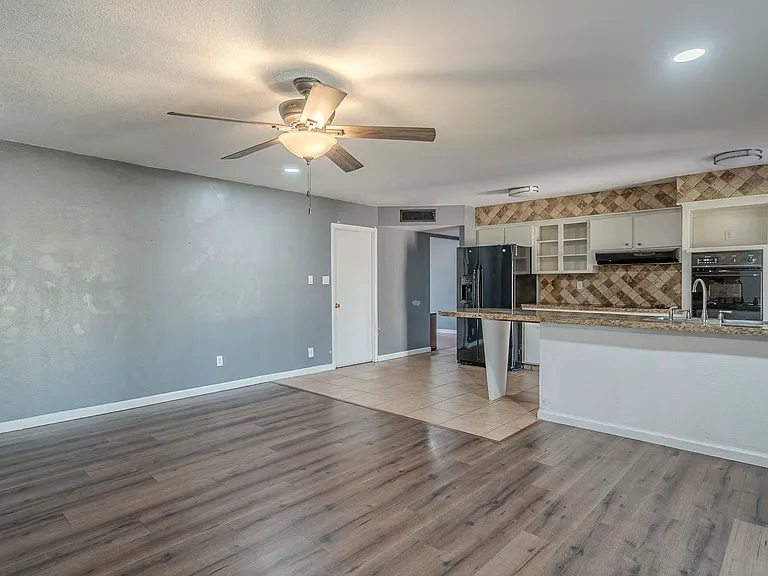 3236 S Kenwood Ln — Photo 18