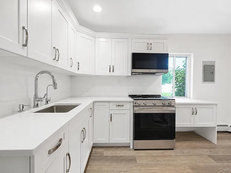 60 Morris Ave — Photo 10