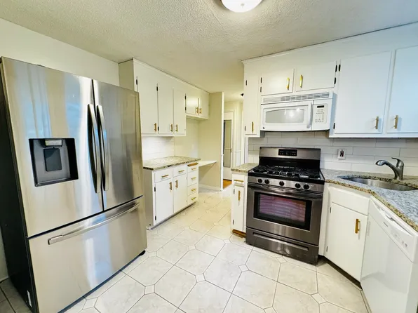 15 Lewis Ln, West Hartford, CT 06110