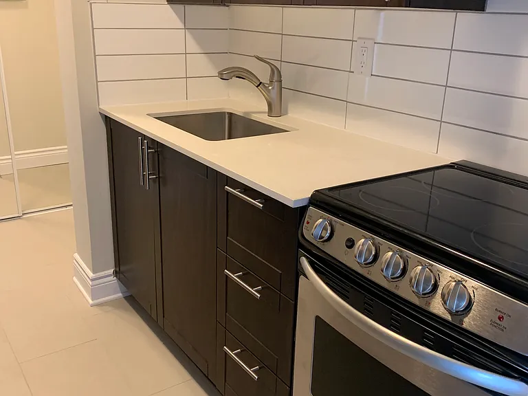215 Clarence St — Photo 14