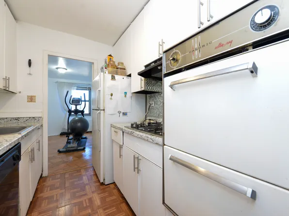 61-20 Grand Central Pkw image 15 of 24