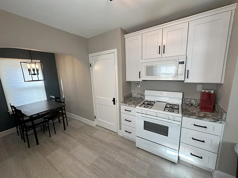 21503 Collingham Ave — Photo 6