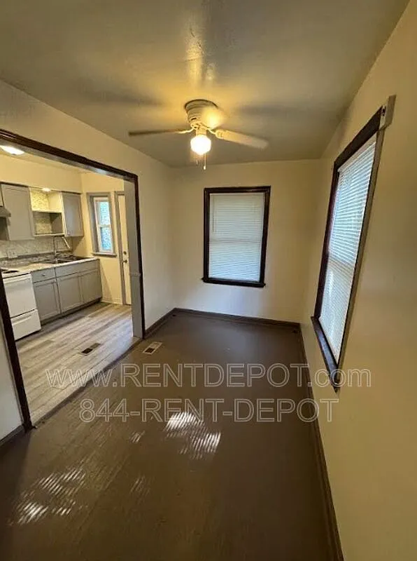 2 bed, 1.0 bath, 990 sqft, $795 — Photo 3
