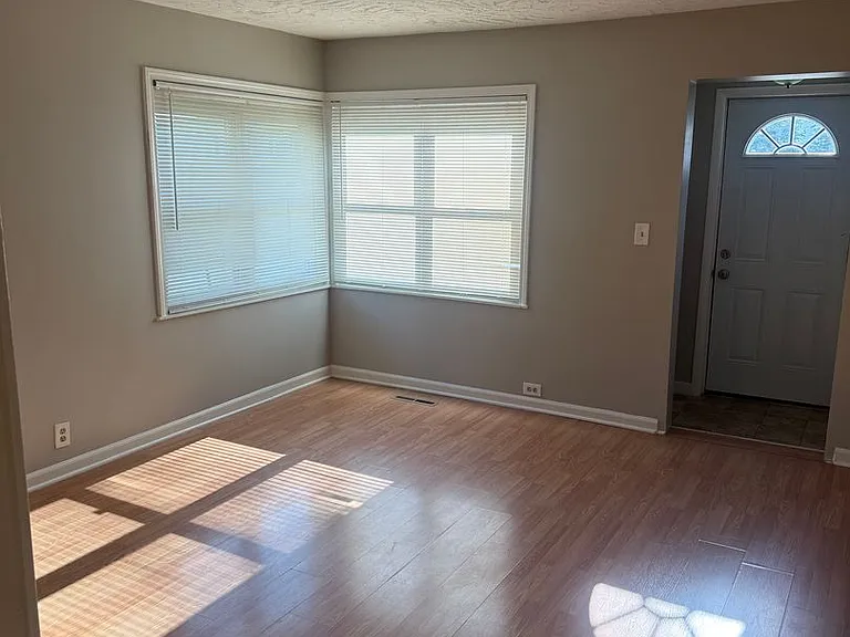 300 N Highland Ave — Photo 12
