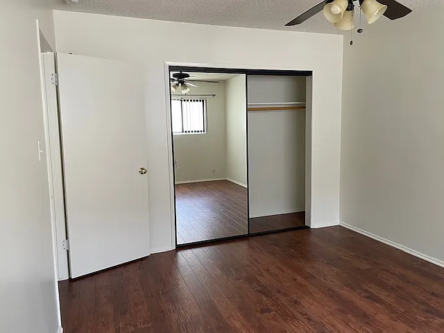 bedroom, mirrored sliding doors to closet