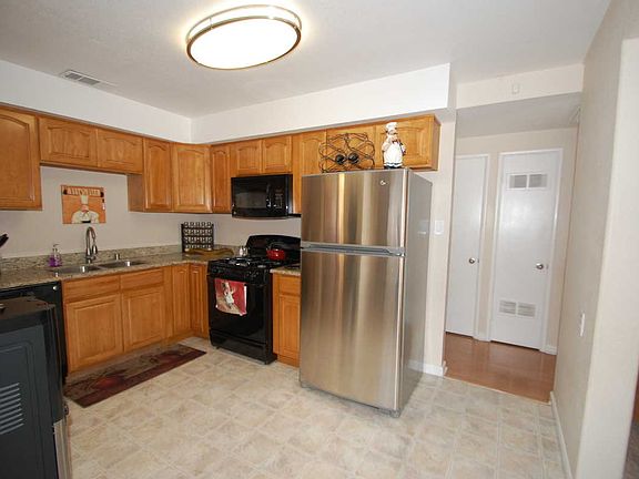 5th image of 1911 W Rosecrans Way