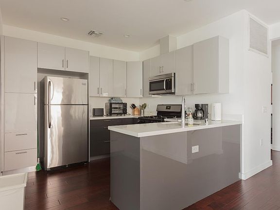 5th image of 303 Douglas St #303