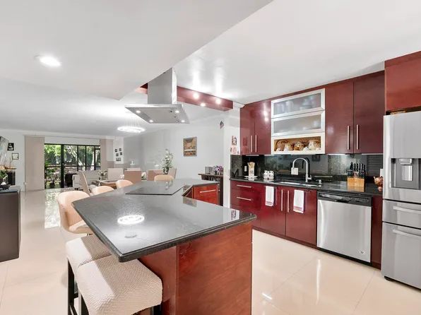 435 LAKEVIEW Drive #104, Weston, FL 33326