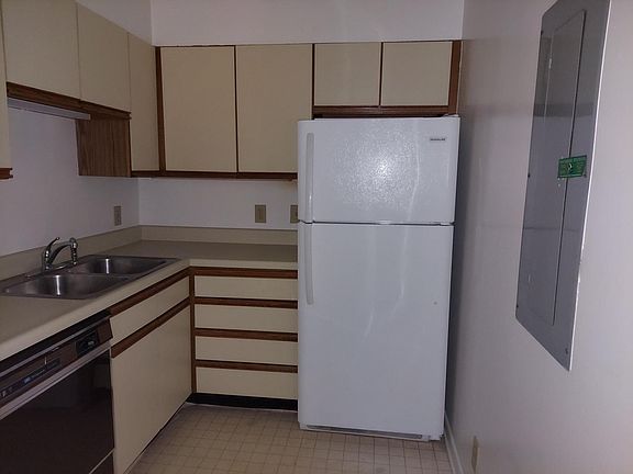 3rd image of 900 19th Ave S APT 202