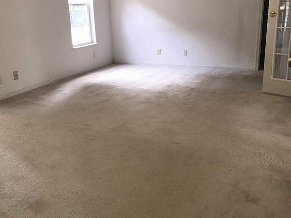 5th image of 2468 Lakeshore Dr NE