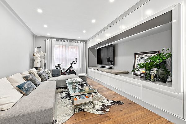 1st image of 300 W 53rd St APT 5L