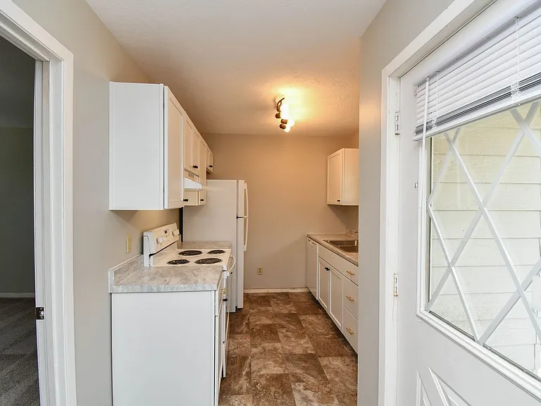 1115 N Duluth Ave — Photo 4