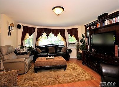 3rd image of 1149 Coates Ave