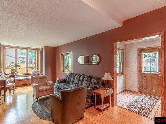 3rd image of 225 W Lewis St
