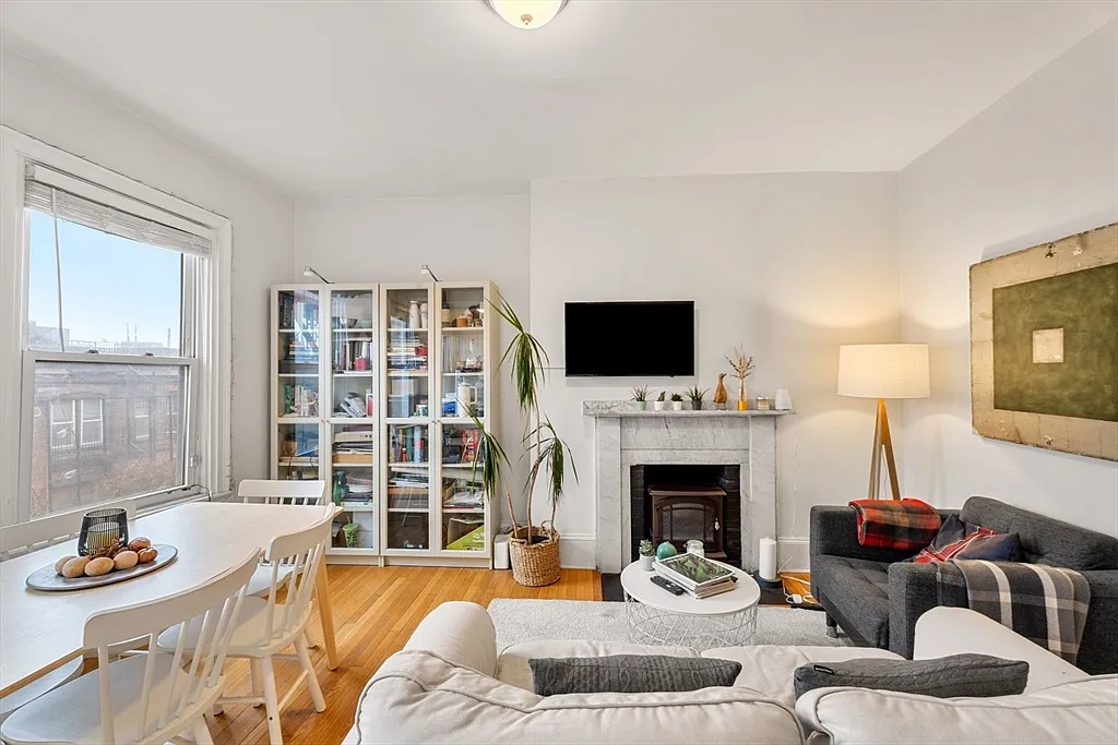 Building Photo - 62 W Cedar St #3