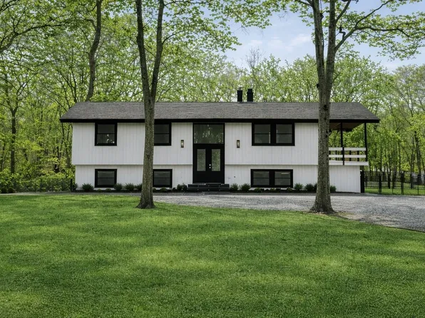 105 Old Riverhead Rd, Hampton Bays, NY 11946