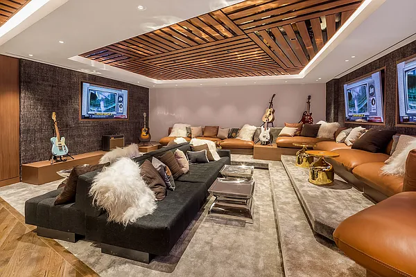 Rented by Extell Marketing Group LLC | media 37