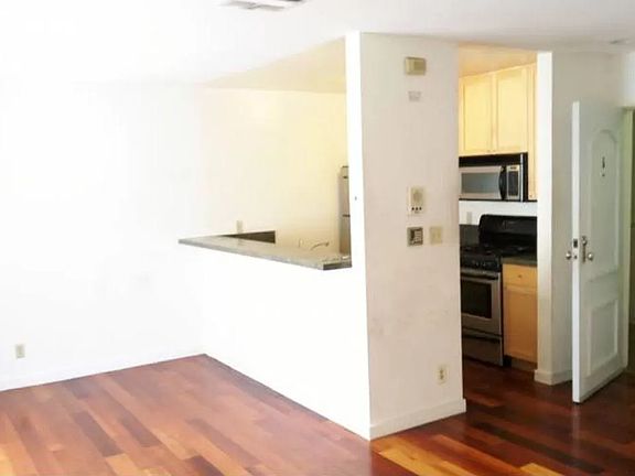 3rd image of 937 Wilcox Ave APT 1