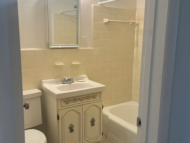 10518 Weymouth St #103 — Photo 7
