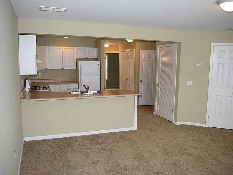 Clover Crossings Apartments — Photo 14