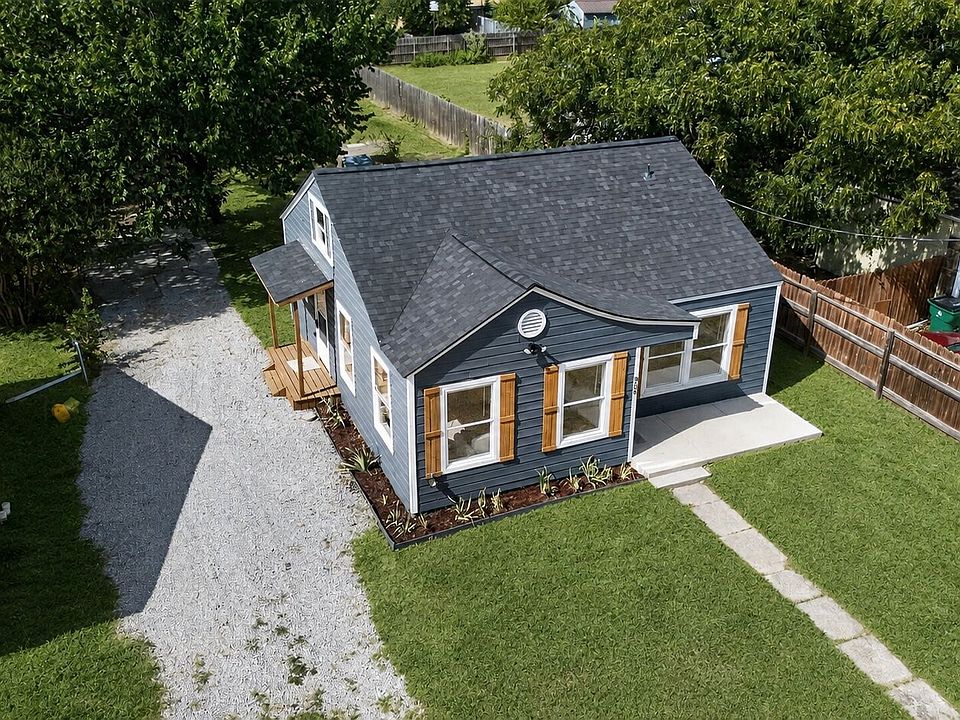 1st image of 805 Adkins St