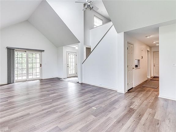 3rd image of 836 Hampton Ct