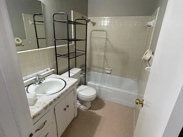 1402 Rebecca Ln — Photo 6