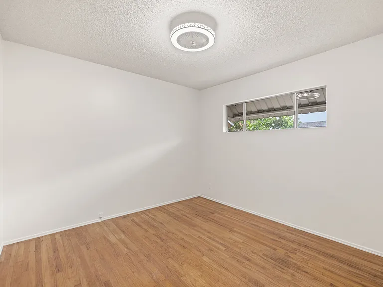 18418 Sylvan St — Photo 15