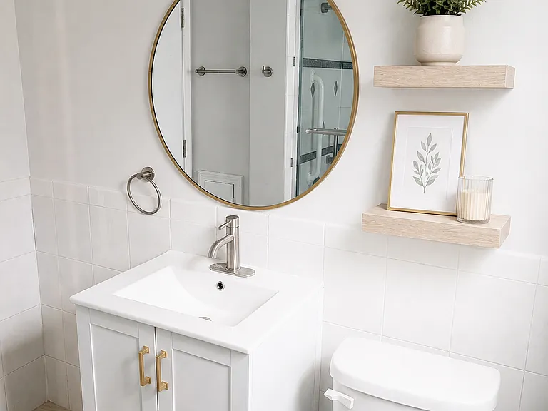 Main floor bathroom, cozy and bright :)