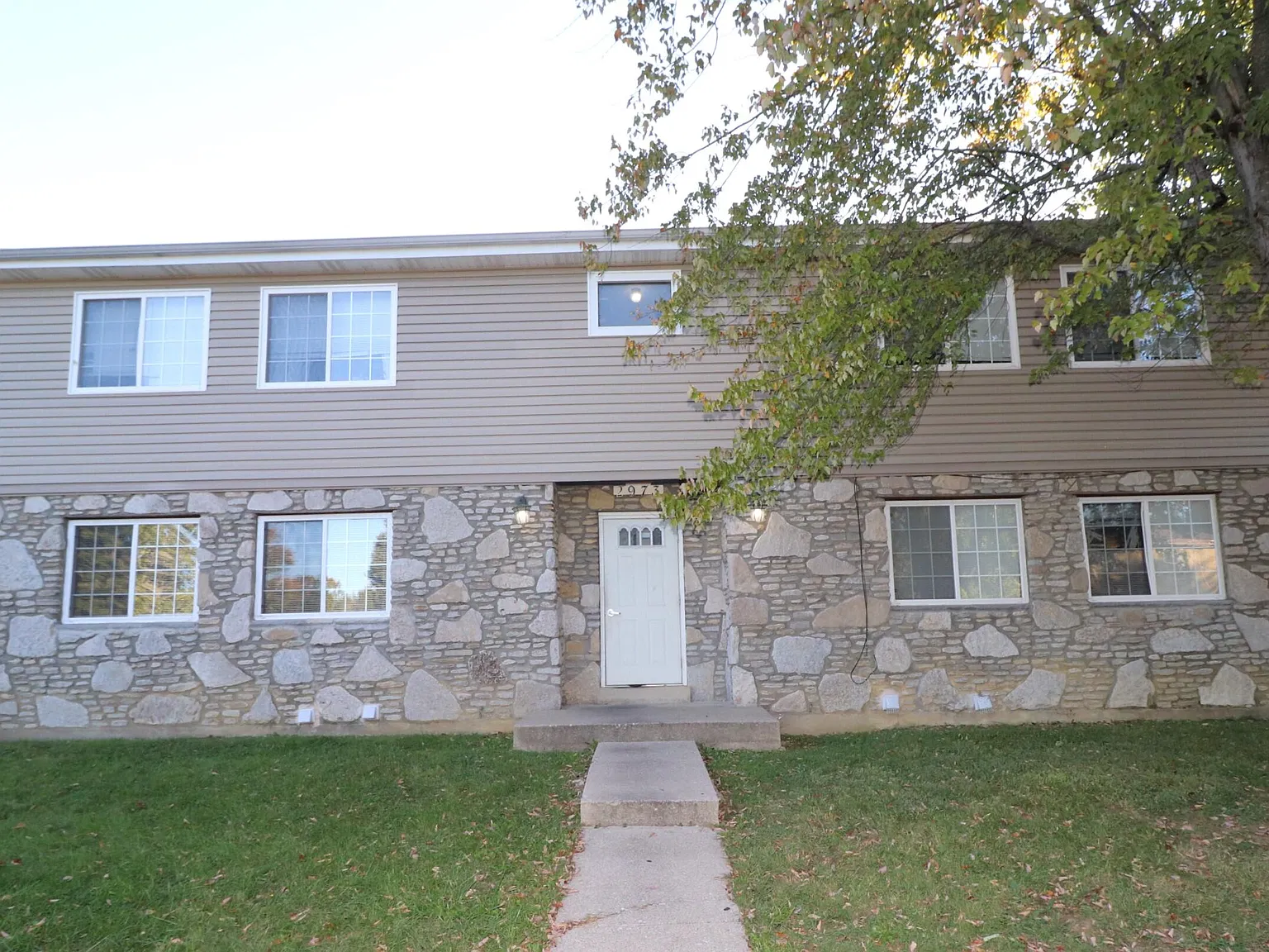 2 bed, 1.0 bath, 915 sqft, $950 — Photo 1