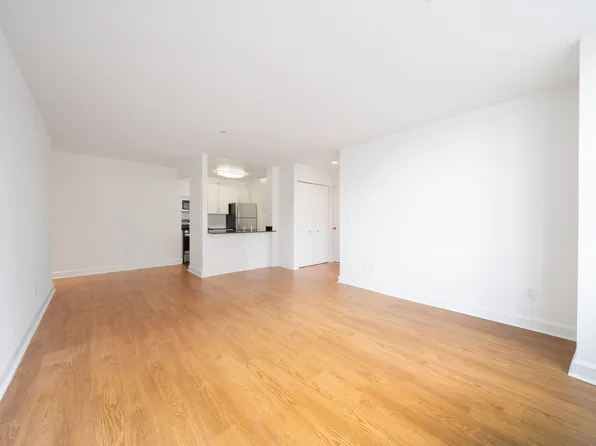 140 Riverside Boulevard image 4 of 28