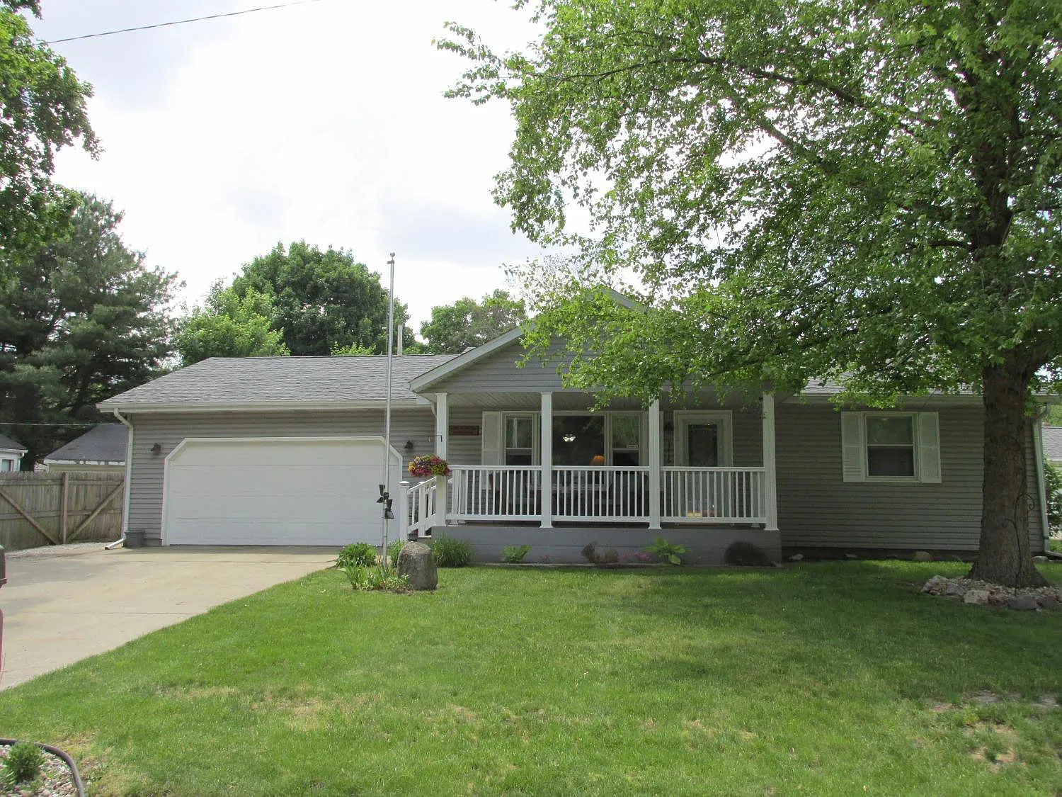 1216 Greenway St photo 1