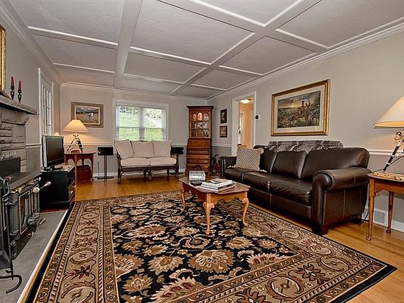 3rd image of 1086 Lakemont Dr