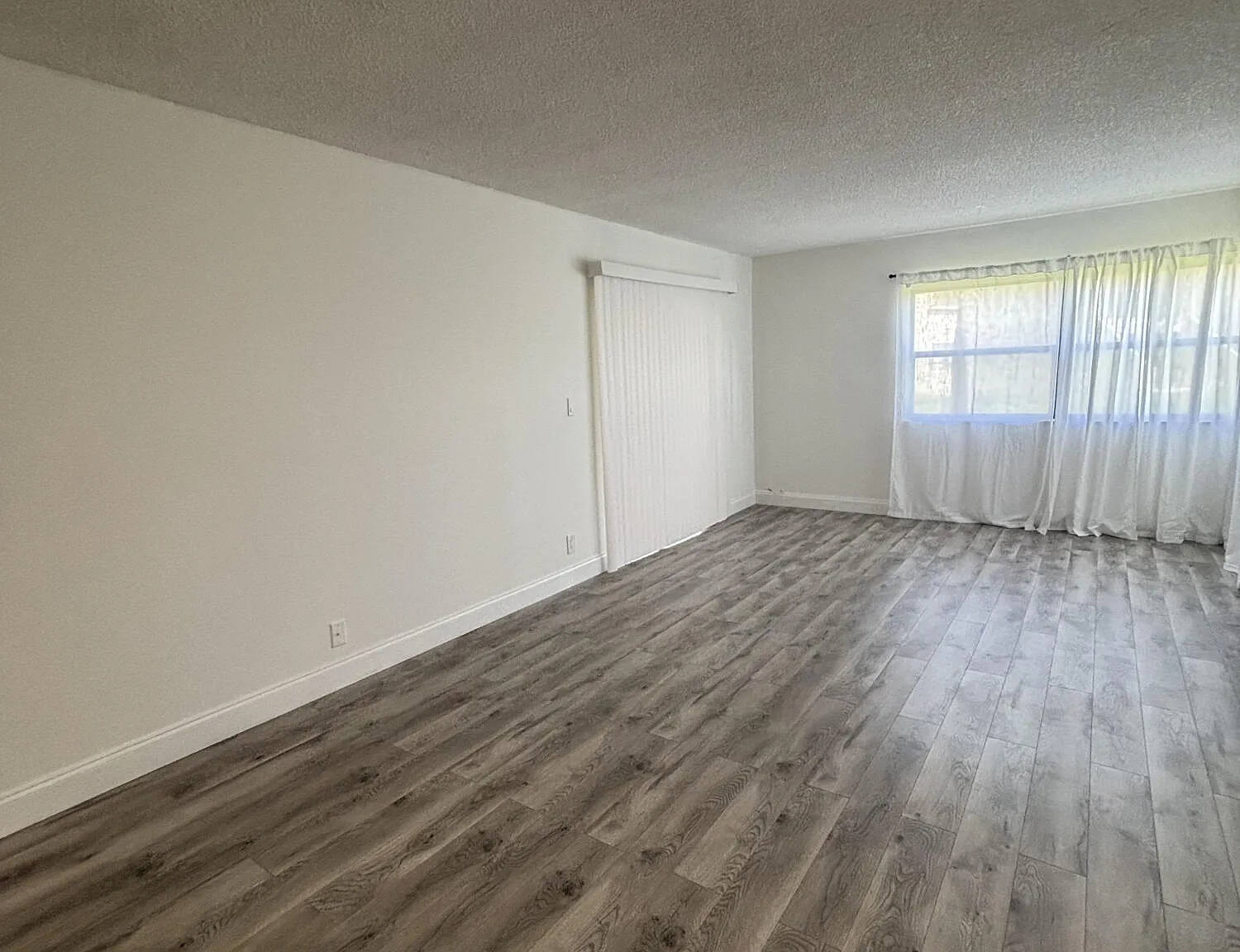 2 bed, 2.0 bath, 956 sqft, $2,200 — Photo 1