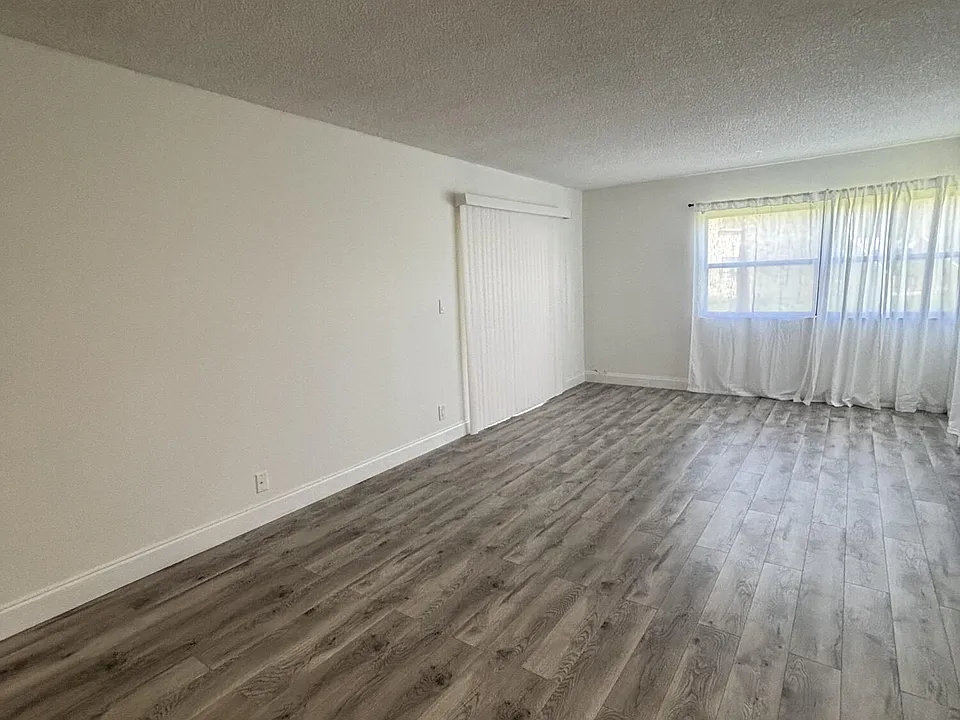 220 Lakeview Dr #103