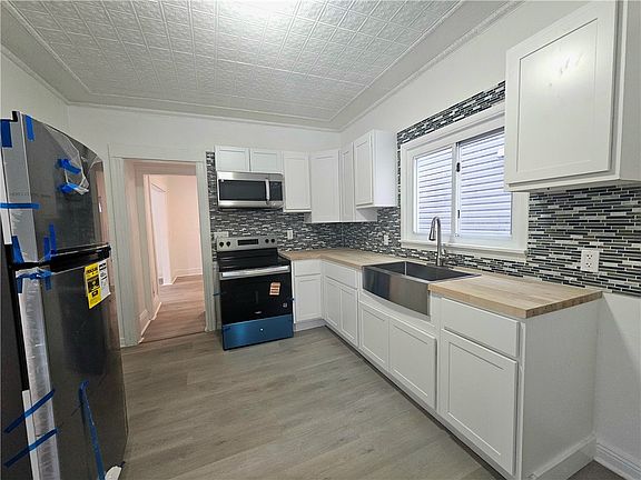 5th image of 823 Jay St