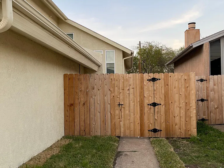 215 W Rochelle Rd — Photo 12