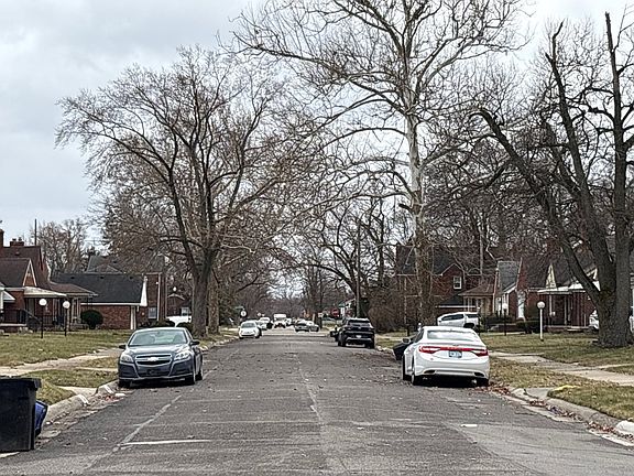 4th image of 17600 Strathmoor St