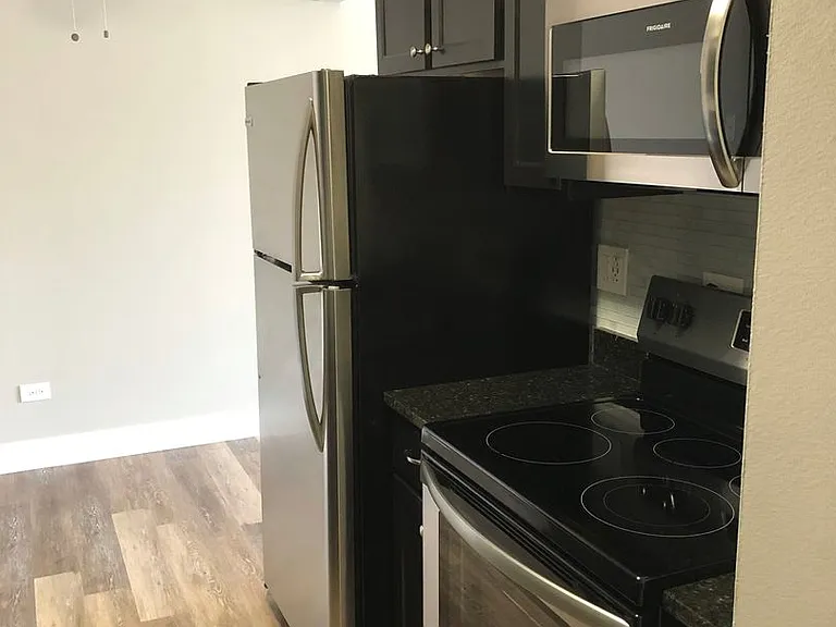 910 Curtiss St — Photo 3