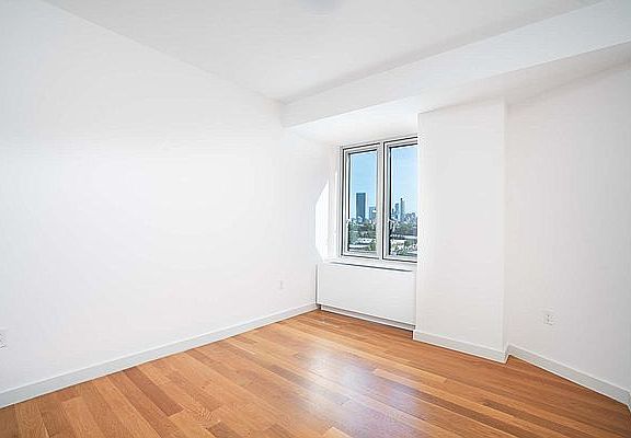 5th image of 31-43 Vernon Blvd #807