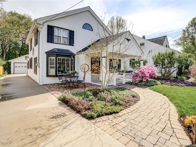7057 Pine St, Chagrin Falls, OH, 44022