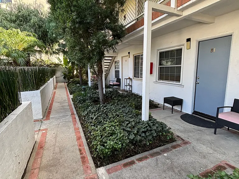 10814-10818 Blix St — Photo 6