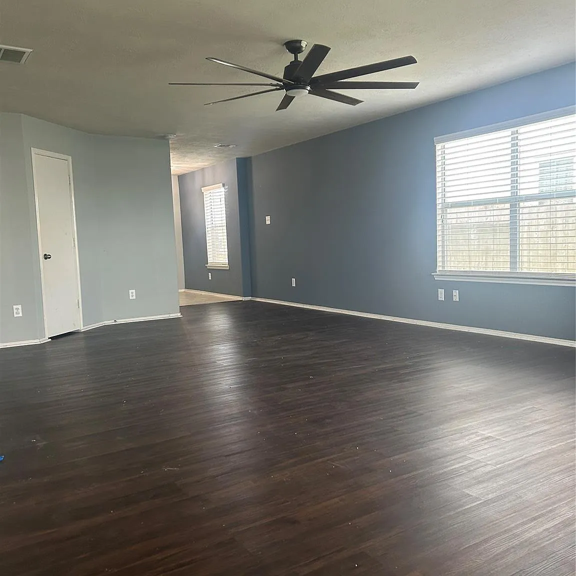 4 bed, 2.5 bath, 2220 sqft, $2,300 — Photo 3