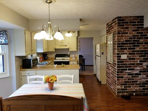 3rd image of 255 Parkwood Ave