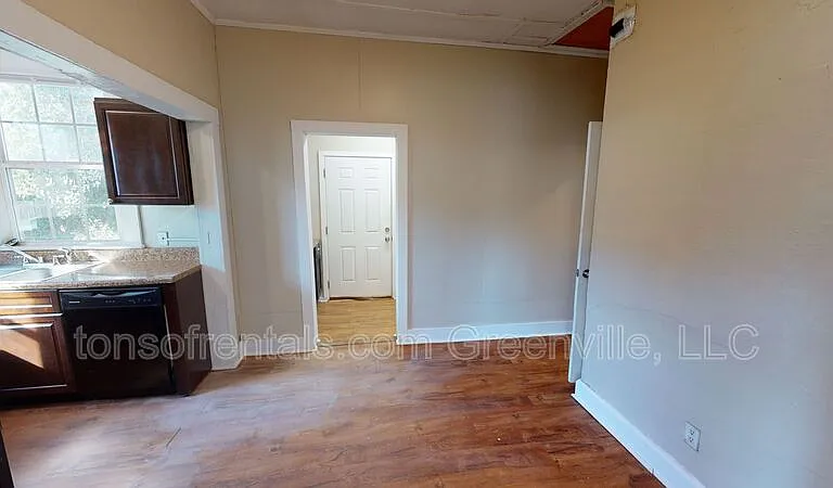 304 Shaw St — Photo 5